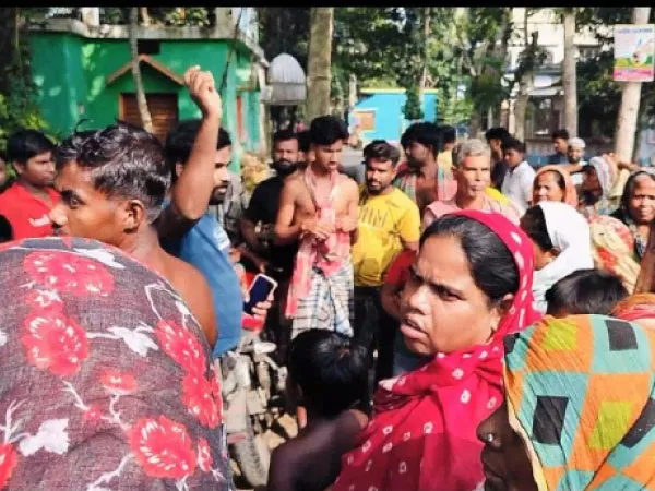 পড়ুয়া বেশি দেখিয়ে টাকা আত্মসাতের অভিযোগ বাদুড়িয়ায়, অঙ্গনওয়াড়ি শিক্ষিকাকে ঘরে বন্ধ করে বিক্ষোভ বাসিন্দাদের