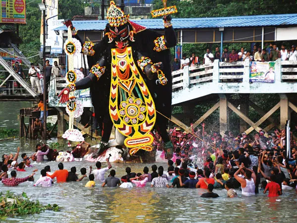 সাক্ষী থাকলেন ভক্তরা, রাজবেশে নিরঞ্জন বড়মার