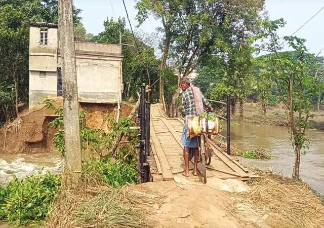 দাসপুর ১ ব্লকের রাজনগরে বাঁধ ভেঙে মাঠের জল মিশছে নদীতে, বিপজ্জনক অবস্থায় বাড়ি