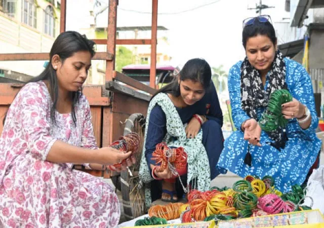 বিহার থেকে কাচের চুড়ি এনে ব্যবসা, ছটে লক্ষ্মীলাভ রায়গঞ্জে