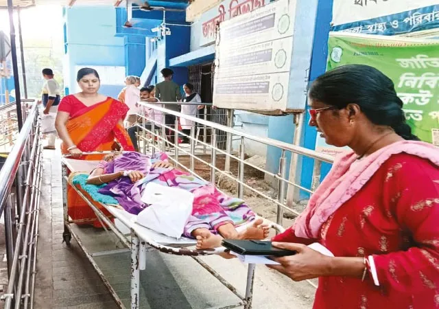জলপাইগুড়ি মেডিক্যালে দুর্দশা,&nbsp;ট্রলি ঠেলতে হল রোগীর পরিবারের মহিলাদেরকে