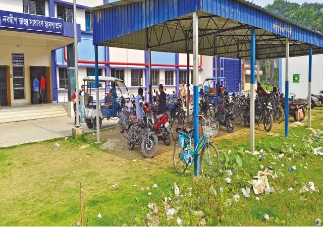 নবদ্বীপ স্টেট জেনারেলের নতুন ভবন চত্বরে আবর্জনা, ক্ষোভ
