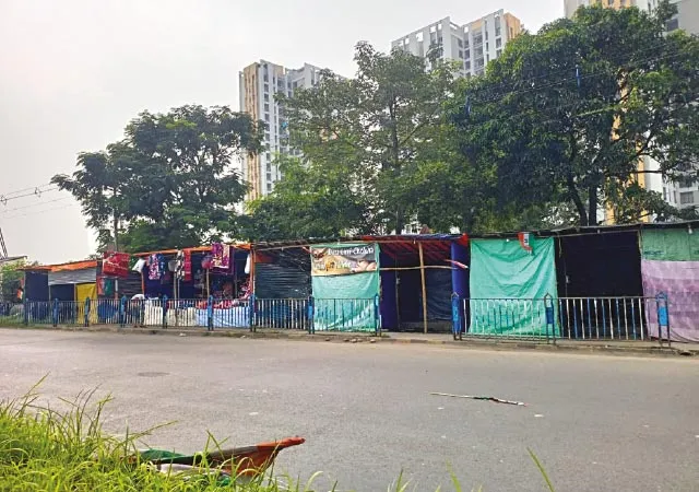 প্রশাসন ব্যবস্থা না নেওয়ায় সিঁথির মোড়ে&nbsp;রমরমিয়ে চলছে একাধিক অবৈধ দোকান