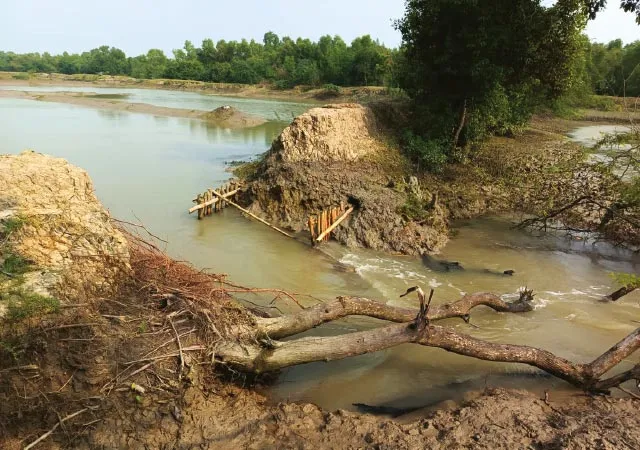ঘূর্ণিঝড়ে ভেঙেছে কাঁচা রাস্তা, পাথরপ্রতিমায় জল পেরিয়েই দেহ নিয়ে যেতে হচ্ছে শ্মশানে