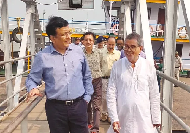 বাঁধে ভাঙন ঘিরে ক্ষোভ, পরিদর্শন মন্ত্রী ও সেচদপ্তরের প্রধান সচিবের