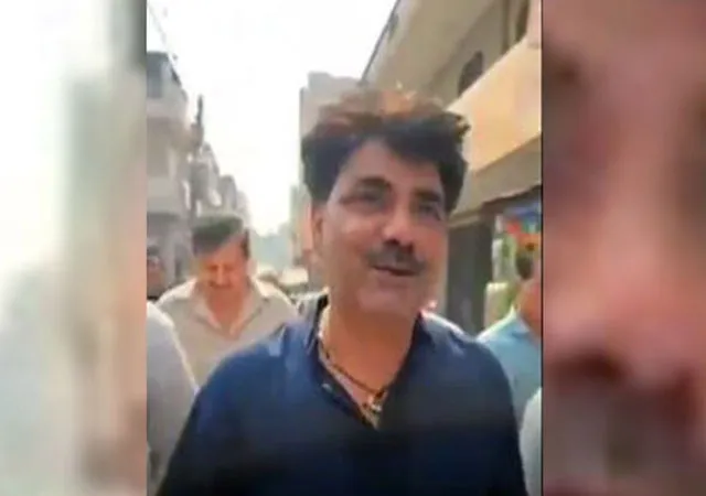 হেমা মালিনীর গালের মতো মসৃণ রাস্তা বানাব! আপ বিধায়কের মন্তব্যে নিন্দার ঝড়
