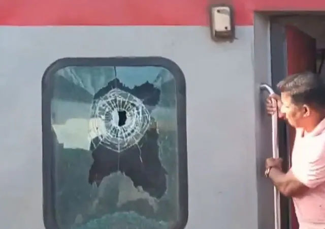 পুরীগামী চলন্ত ট্রেনের জানলা লক্ষ্য করে চলল গুলি, চাঞ্চল্য