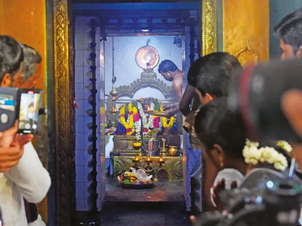 &lsquo;ঘরের মেয়ে&rsquo;ই যেন প্রেসিডেন্ট হয়,&nbsp;পুজোয় বসল কমলার দাদুর গ্রাম