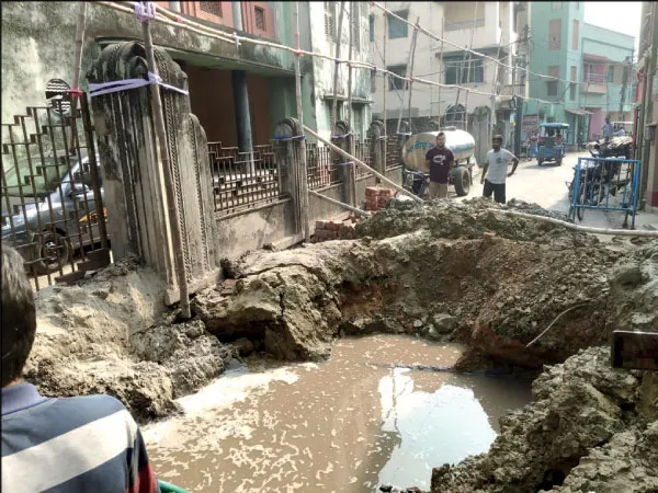 পুজোর মুখে শোভাযাত্রার&nbsp;রাস্তায় বড় ধস চন্দননগরে
