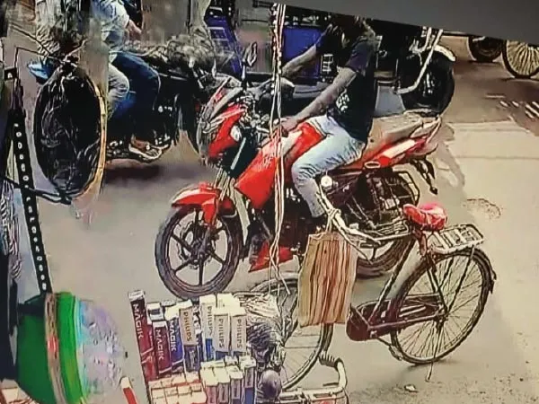 খোদ পুলিসের বাইক চুরি করে চম্পট, চাঞ্চল্য