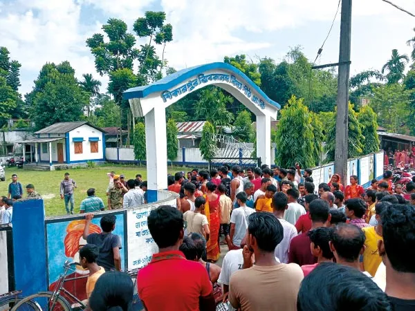 শিক্ষকের বিরুদ্ধে ছাত্রীকে যৌন নির্যাতনের অভিযোগ, স্কুলে বিক্ষোভ অভিভাবকদের