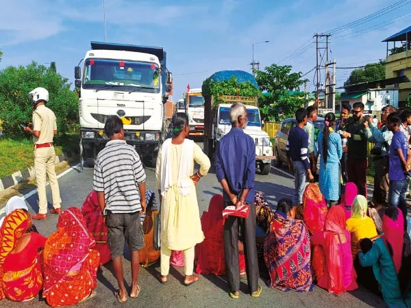 আবাসে বঞ্চনার অভিযোগ, ঘর দেওয়ার দাবিতে পথ অবরোধ