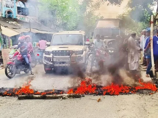 জনতার চাপে অভিযানে পুলিস, আটক ১,&nbsp;ভাঙড়ে অবাধে হেরোইন বিক্রি, প্রতিবাদে টায়ার জ্বালিয়ে রাস্তা অবরোধ