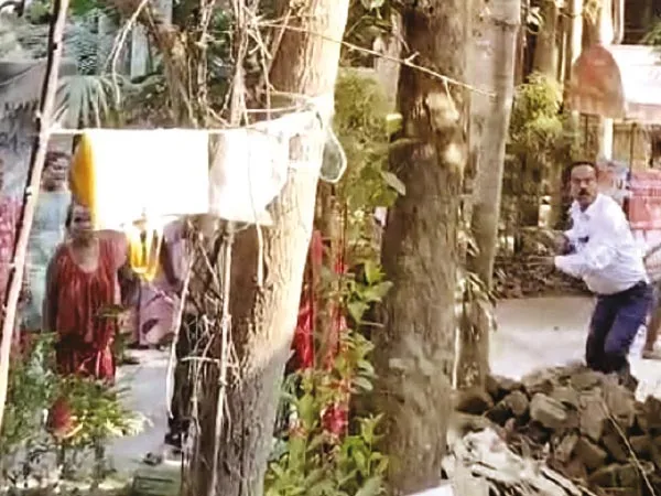 বনগাঁয় পড়শির বাড়িতে হামলা, অভিযুক্ত কাউন্সিলার ও তাঁর স্বামী