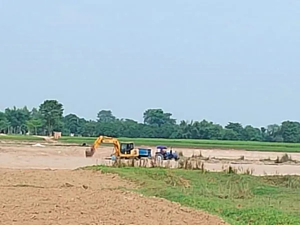 নাগর নদের বুকে আর্থমুভার নামিয়ে দেদার বালি পাচার