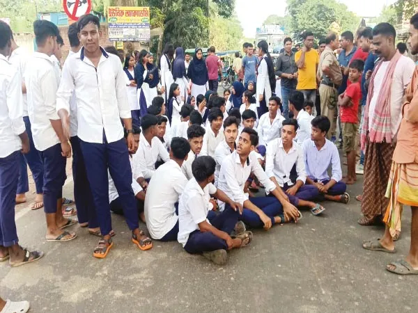 ট্যাবের টাকা না পেয়ে রাস্তা অবরোধ পড়ুয়াদের, আশ্বাস দিলেন ডিআই