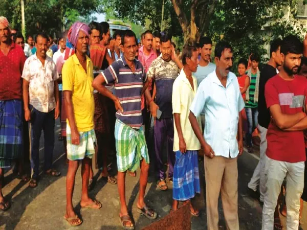 পলাশীপাড়ার এক বাসিন্দাকে ধারালো অস্ত্রের কোপ,&nbsp;গ্রেপ্তারের দাবিতে বেতাই পলাশী রাজ্য সড়ক অবরোধ