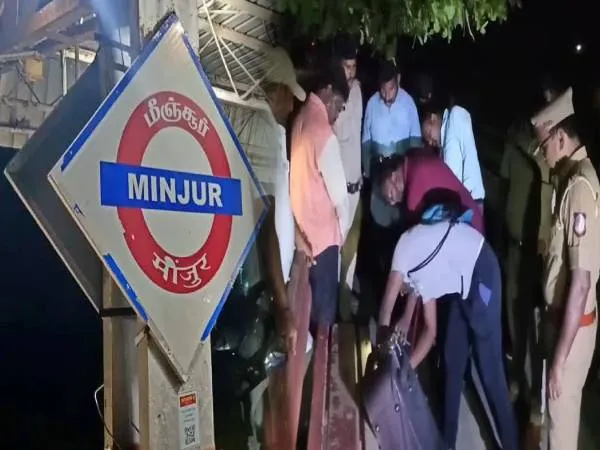 রেল স্টেশনে ফেলে যাওয়া ট্রলিতে বৃদ্ধার মৃতদেহ, গ্রেপ্তার বাবা-মেয়ে