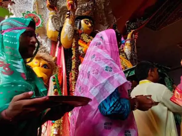 বনেদি বাড়ি ছেড়ে জগদ্ধাত্রী সর্বজনীন শতাব্দী প্রাচীন পুজো ঘিরে উন্মাদনা