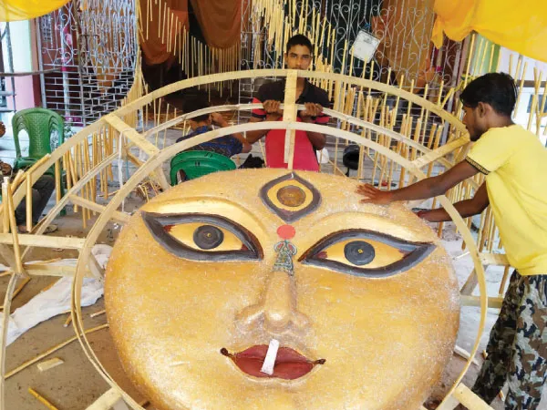 বুর্জ খলিফা থেকে জীবন তরী, হরেক থিমে আরামবাগে জগদ্ধাত্রী পুজো প্রস্তুতি, উন্মাদনা