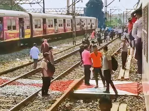 অফিস টাইমে হাওড়া আউটারে ফের বিকল কারশেডগামী ট্রেন