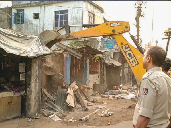 হাইকোর্টের নির্দেশে পাঁশকুড়া বাজারে ভাঙা হল ১১টি দোকান