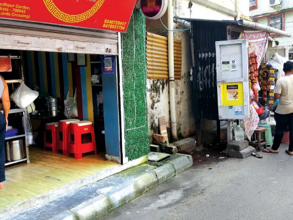 চায়ের দোকানে ব্যাঙ্ককর্মীর গলায়&nbsp;ব্লেড হামলা, লর্ডস মোড়ে চাঞ্চল্য