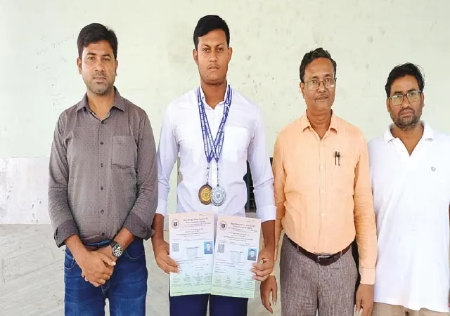 ডিসকাস থ্রোতে দ্বিতীয় হয়ে চমক সামশেরগঞ্জের পড়ুয়া রাজ্জাকের