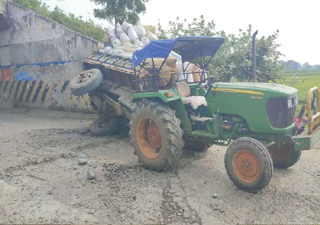 আন্ডারপাসের রাস্তা বেহাল, বিপদ সঙ্গী করেই যাতায়াত বাসিন্দাদের