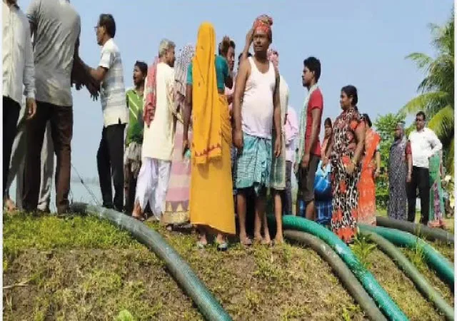 দাসপুরে ভেড়ির জল ফেলা হচ্ছে জমিতে, ক্ষতির মুখে পাকা ধান, বিক্ষোভে চাষিরা