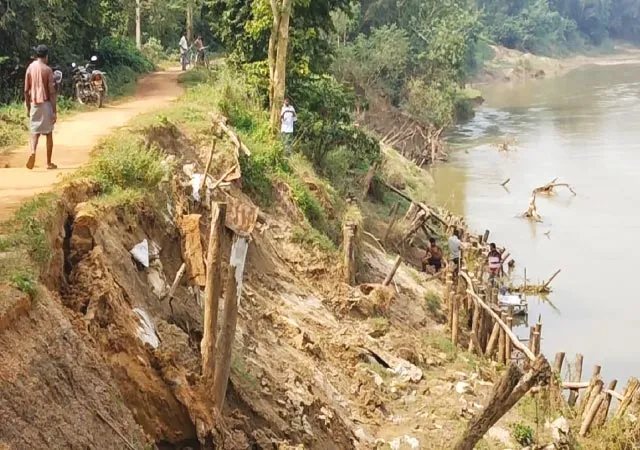 শিলাবতী নদী বাঁধের ভাঙনে আতঙ্কিত চন্দ্রকোণার কেশাডাল গ্রামের বাসিন্দারা