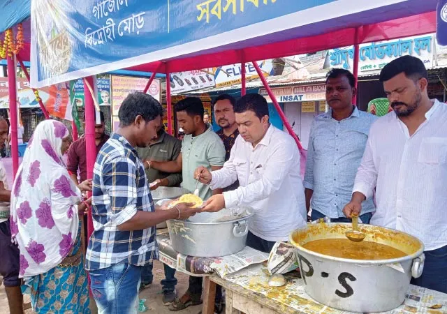 অভিষেকের জন্মদিনে দুঃস্থদের জন্য &nbsp;জলখাবার বিলি বিদ্রোহী মোড়ে