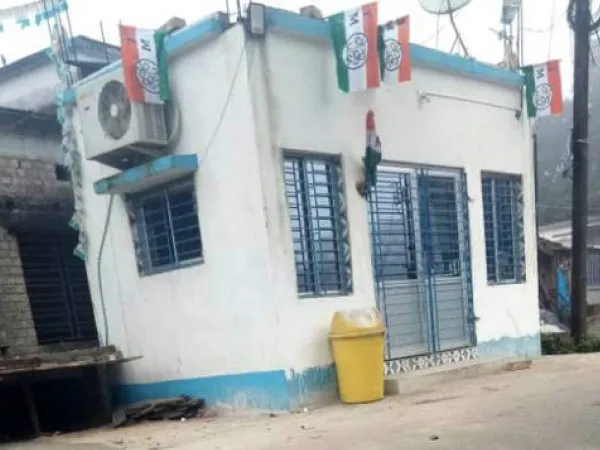 শাসনে যাত্রী প্রতীক্ষালয় দখল করে শীতাতপ নিয়ন্ত্রিত কার্যালয় তৃণমূলের