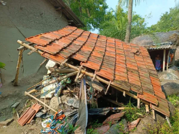 স্থানীয় টর্নেডোয় ভেঙেছে বাড়ি, চোখে মুখে এখনও আতঙ্কের ছাপ