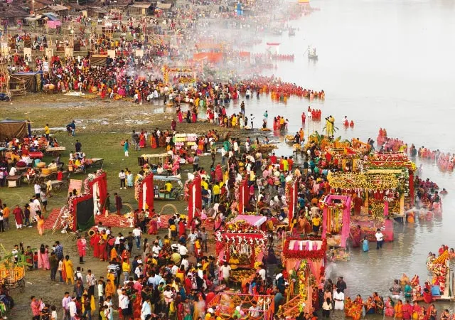 ছটপুজোয় সূর্যদেবের আরাধনা, নদীর ঘাটে ঘাটে উপচে পড়ল ভিড়