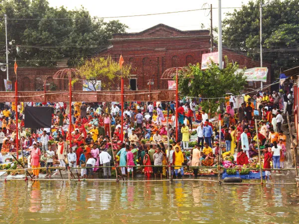 ছটপুজোয় ধর্মীয় সহাবস্থানের নজির টিটাগড়ে হাওড়ার ঘাটে ঘাটে লক্ষাধিক পুণ্যার্থীর ভিড়
