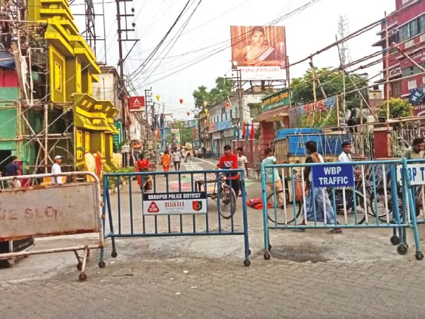 জগদ্ধাত্রী পুজো ঘিরে উন্মাদনা জয়নগরে রাস্তা আটকানোয় বিতর্ক, ক্ষুব্ধ এলাকাবাসী