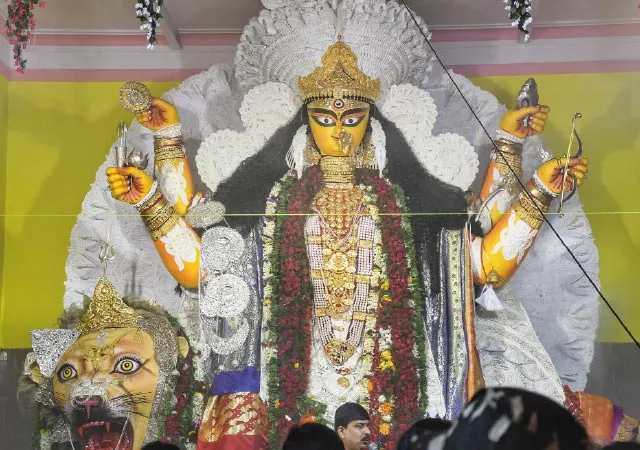 ১০ কেজি গয়নায় সাজবেন কৃষ্ণনগরের বিখ্যাত &lsquo;বুড়ি মা&rsquo;