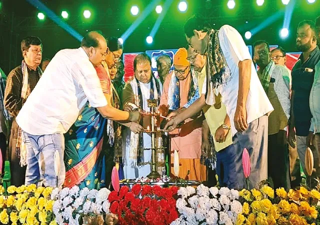 &lsquo;রক্তবীজ&rsquo; থিমে সচেতনতার বার্তা দিচ্ছে খানাকুলের রেনেসাঁস ক্লাব