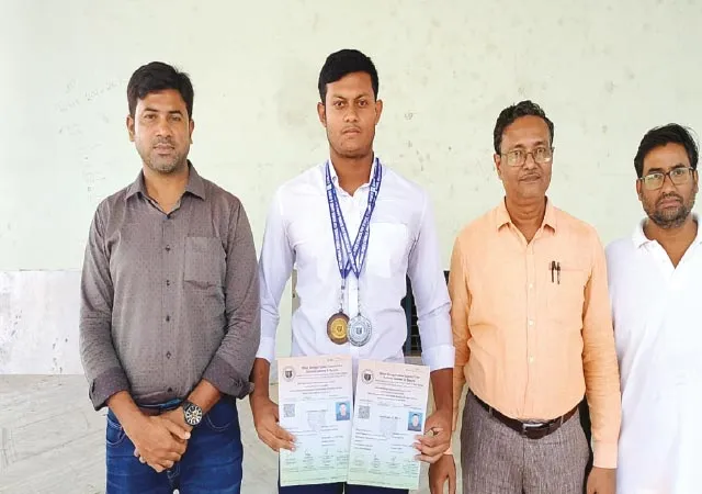 ডিসকাস থ্রোতে দ্বিতীয় হয়ে চমক সামশেরগঞ্জের পড়ুয়া রাজ্জাকের