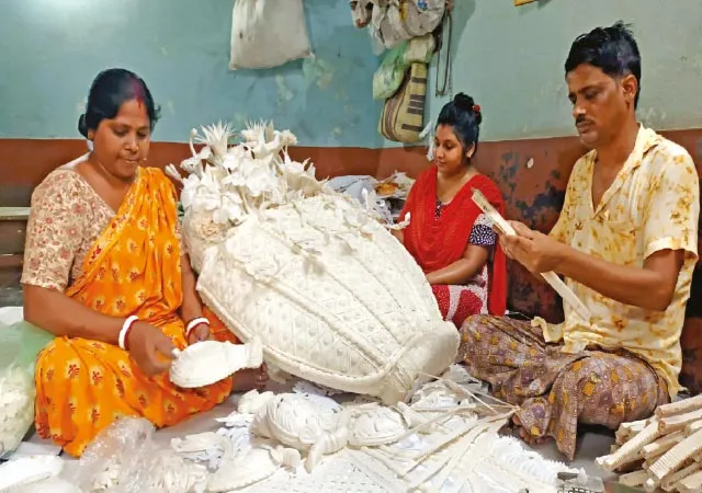 চন্দননগরের জগদ্ধাত্রী প্রতিমা সাজাচ্ছেন মঙ্গলকোটের বনকাপাশির শোলাশিল্পীরা