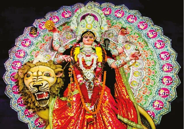 কৃষ্ণনগরের জাঁকজমকের মধ্যে নজর কেড়েছেন আসাননগরের &lsquo;রাঙা মা&rsquo;