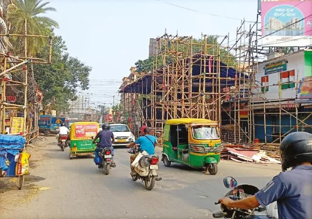 কালীপুজোর আটদিন পরও দমদম রোডে মণ্ডপ খোলা হয়নি, যানজট