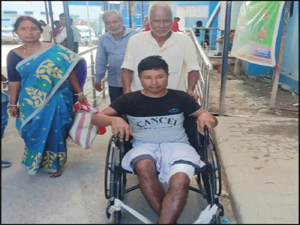 মেডিক্যালে রোগীর হুইল চেয়ার ঠেললেন সত্তরের বৃদ্ধ