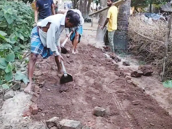 বসিরহাটে চাঁদা তুলে রাস্তা সংস্কার পবনকাটি গ্রামের বাসিন্দাদের