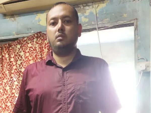 লঞ্চ থেকে গঙ্গায় ঝাঁপ যুবকের, &lsquo;জলসাথী&rsquo; কর্মীদের তৎপরতায় উদ্ধার