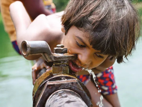বারাসত পুরসভার সামনে রাস্তার নীচে পাইপে ফাটল, অবিরাম নষ্ট হচ্ছে জল