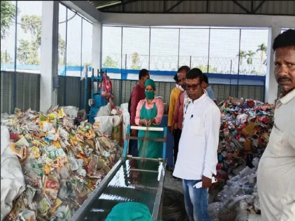প্লাস্টিক থেকে ডাস্ট বানিয়ে বিক্রি করছে খাগড়াবাড়ি-২ পঞ্চায়েত