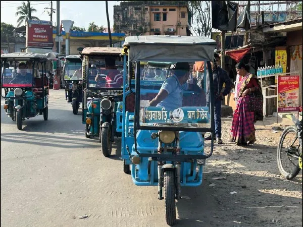 পুরসভার নম্বরপ্লেট ছাড়াই টোটো চলছে ময়নাগুড়িতে