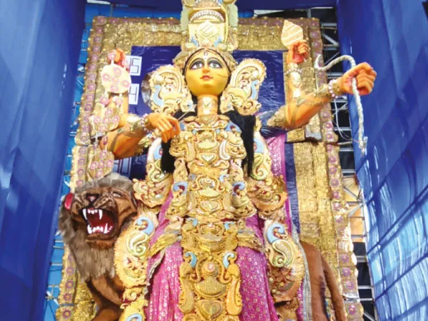 পানিহাটিতে ৪৫ ফুটের প্রতিমা, দেবীর স্বপ্নাদেশে শুরু আরাধনা, আগরপাড়ায় কয়েকশো বছরের পুজো